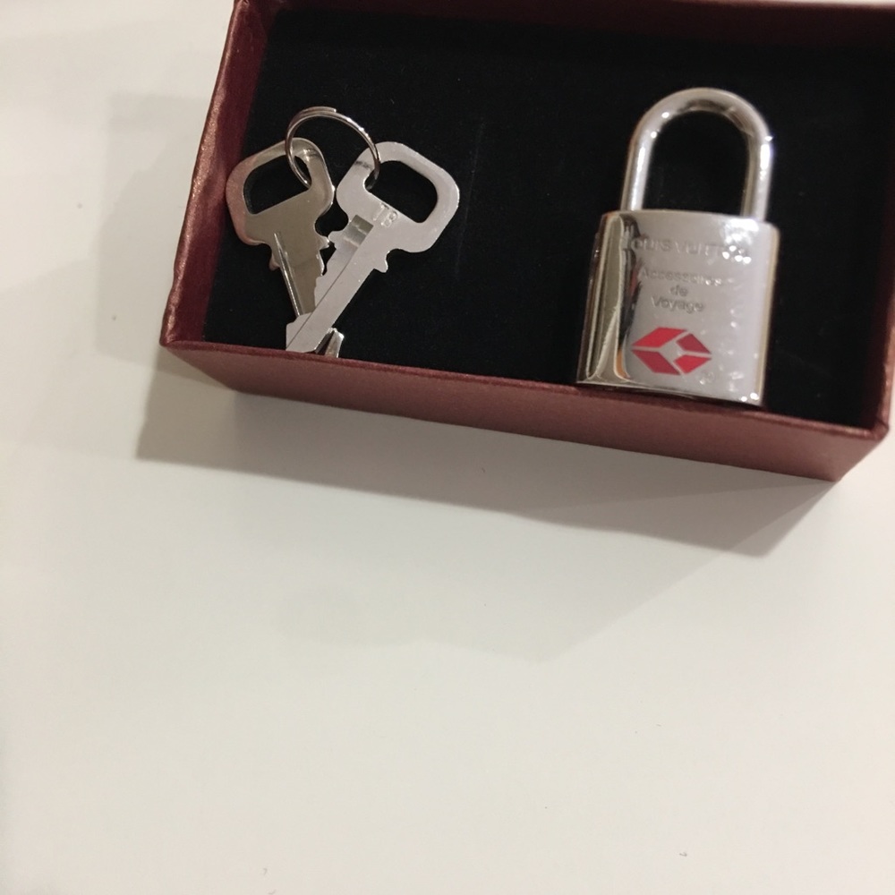Rare Louis Vuitton Lock pad in silver color - Picture 3 of 6